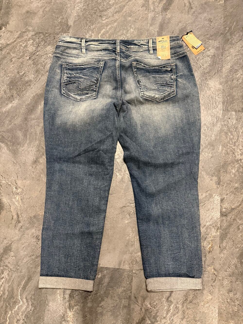 Silver jeans Co Sam Boyfriend MID RISE Boyfriend Jeans
Slim Leg
Size 18 Length27